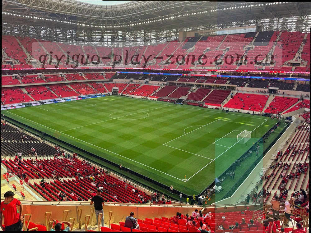 纸质记录与屏幕数字对照的俯拍局部，高对比、轻颗粒感
